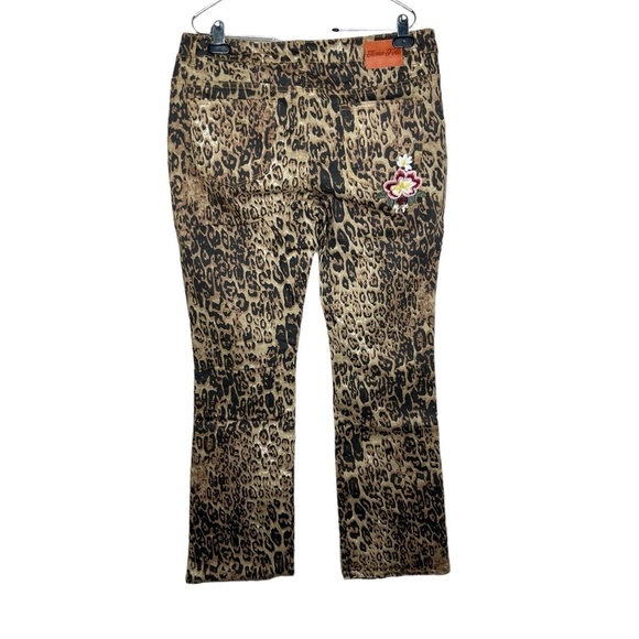 Home Folk Women’s Embroidered Floral Bootcut Jeans - Picture 10 of 12